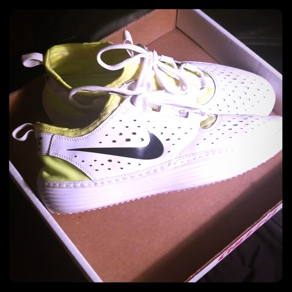 Nike Lightweight White Trainers - Picture 3 of 5